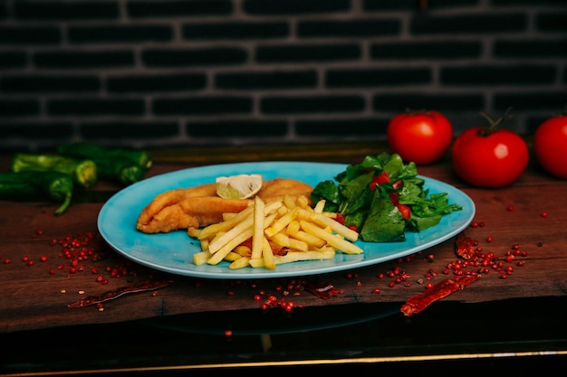 Heerlijke schnitzel geserveerd met frietjes