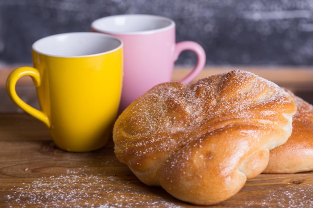 Heerlijke smakelijke broodjes en koffie bij het ontbijt