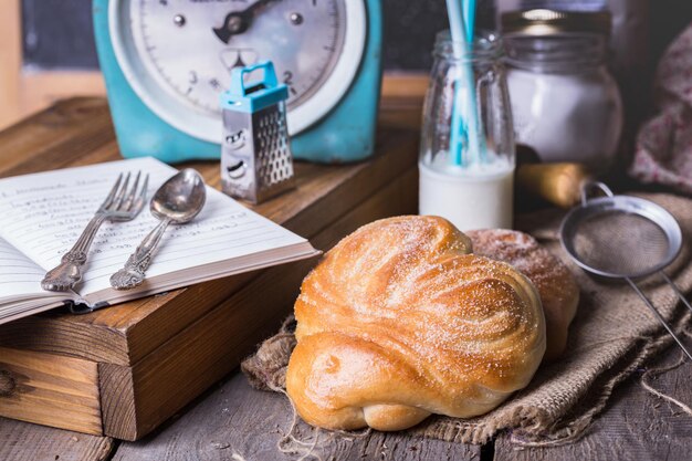 Heerlijke smakelijke broodjes en koffie bij het ontbijt