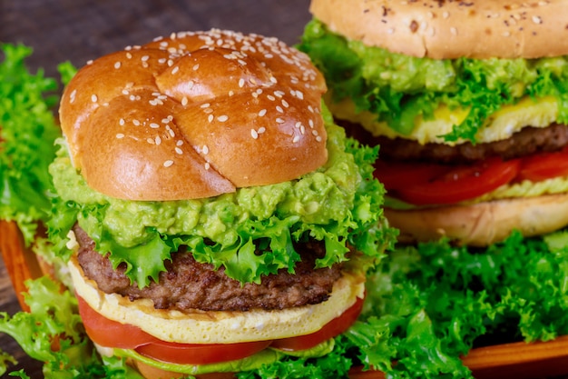 Heerlijke smakelijke geroosterde rundvleeshamburger met guacamole