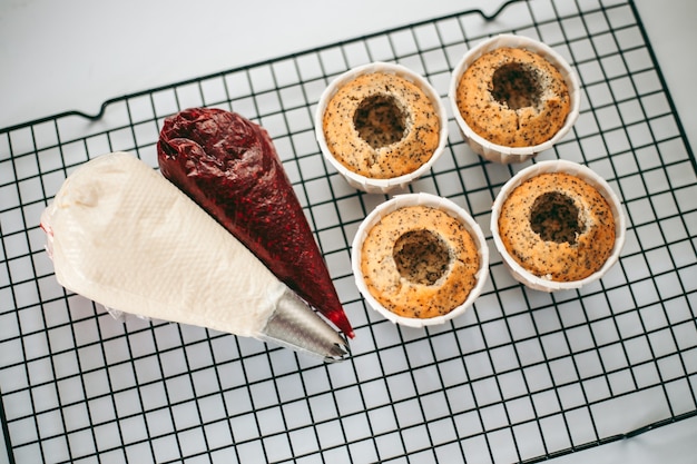 Heerlijke smakelijke vers gebakken muffins in de keuken close-up