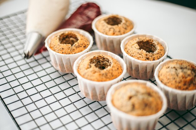 Heerlijke smakelijke vers gebakken muffins in de keuken close-up