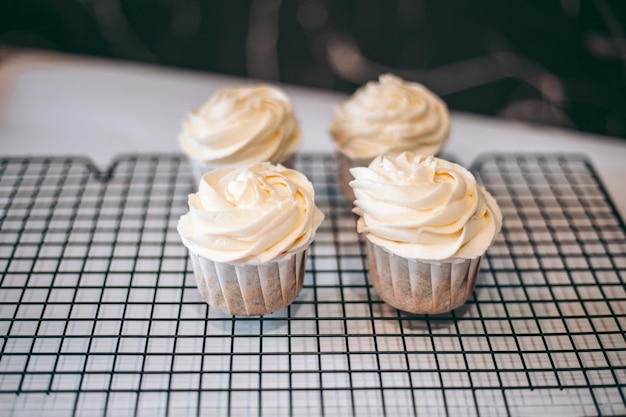 Heerlijke smakelijke vers gebakken muffins in de keuken close-up