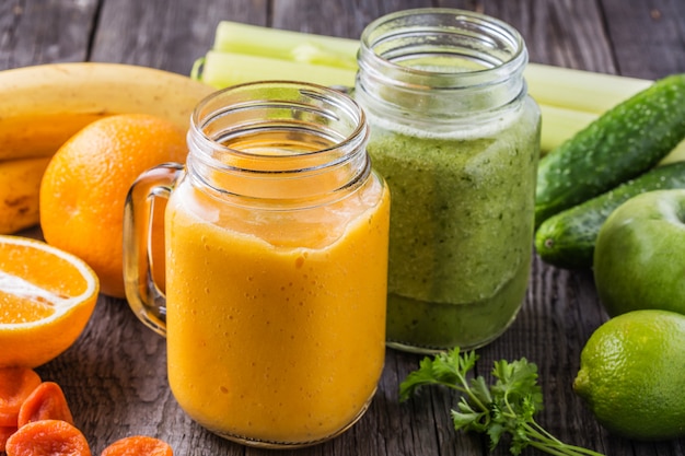 Heerlijke smoothies met ingrediënten op tafel