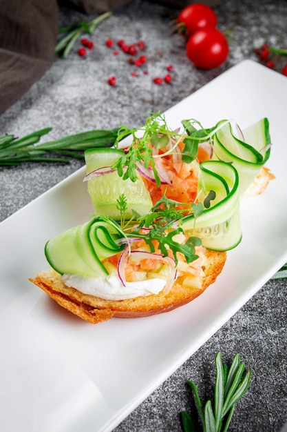 Heerlijke snacks Bruschetta met zalm gesneden verse komkommer, rode uienringen en rucola Geroosterde croutons met zeevruchten en sla