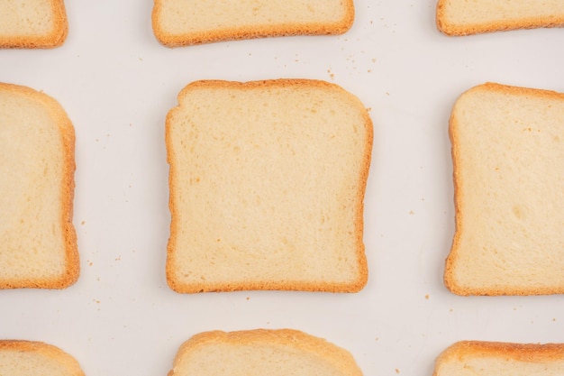 Heerlijke sneetjes brood geïsoleerd op een witte achtergrond bovenaanzicht