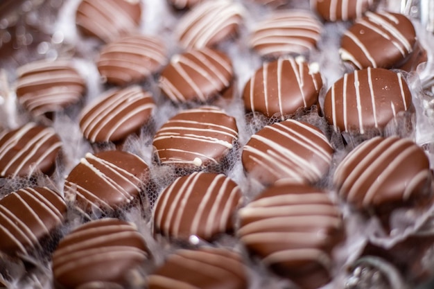 Heerlijke snoepjes voor bruiloften snoepjes op basis van witte en zwarte chocolade