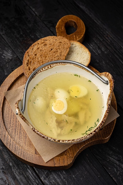 heerlijke soep met gehaktballen op een donkere tafel