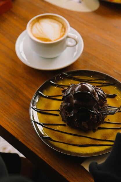 Heerlijke soesjes met chocolade op tafel