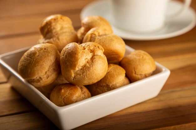 Heerlijke soesjes met koffie op tafel