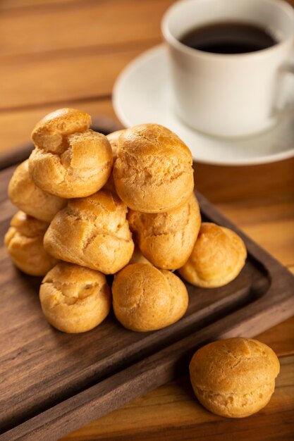 Heerlijke soesjes met koffie op tafel