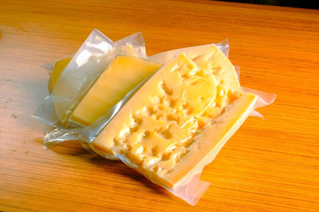 heerlijke soorten kaas of cheddar staan op tafel