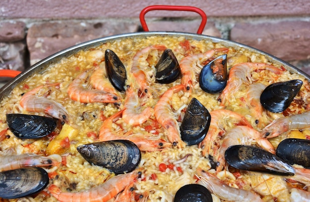 Foto heerlijke spaanse paella met zeevruchten.