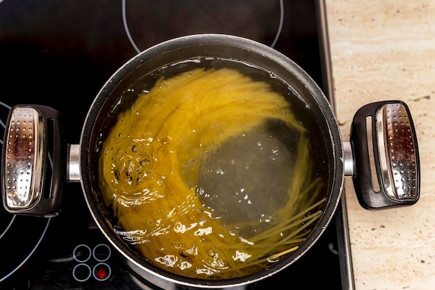 Heerlijke spaghetti koken in kokend water