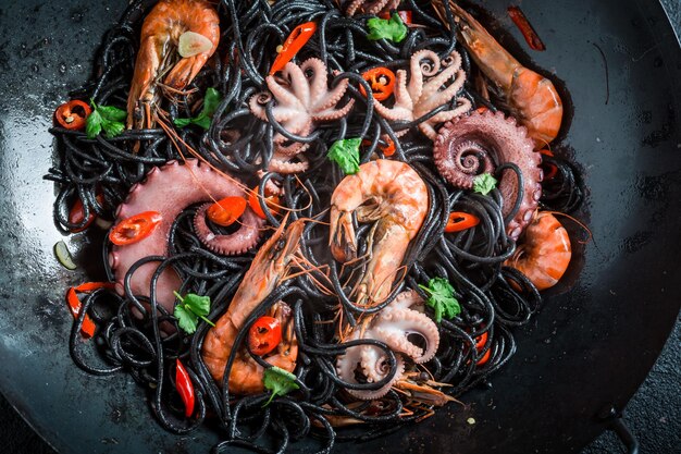 Heerlijke spaghetti met zeevruchten met garnalenoctopus en peterselie