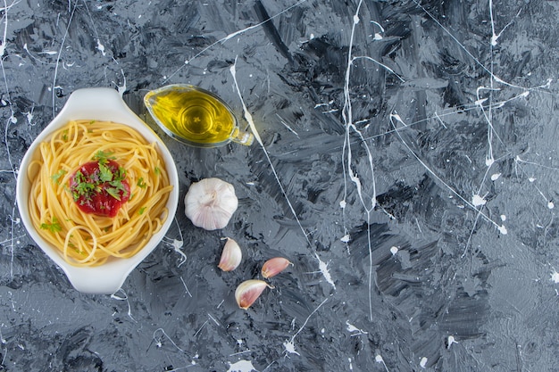 Heerlijke spaghetti op witte plaat met tomatensaus en olijfolie.