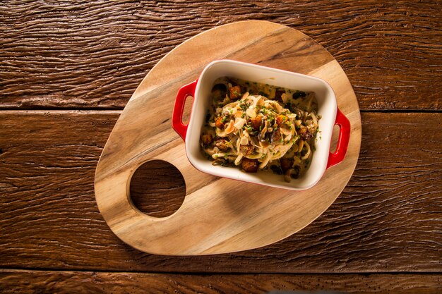 Heerlijke spaghettisalade met garnalen, tomaat en pupunha palm.