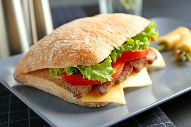 Heerlijke steak sandwich op plaat close-up