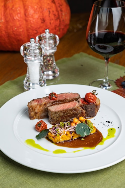 heerlijke steak van gemarmerd vlees in het restaurant