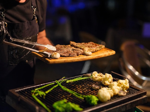 Heerlijke steaks gebarbecued in de tuin