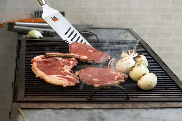 Foto heerlijke stukjes vlees en uien op een grill