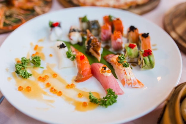 Foto heerlijke sushi-broodjes in een verscheidenheid aan japans eten