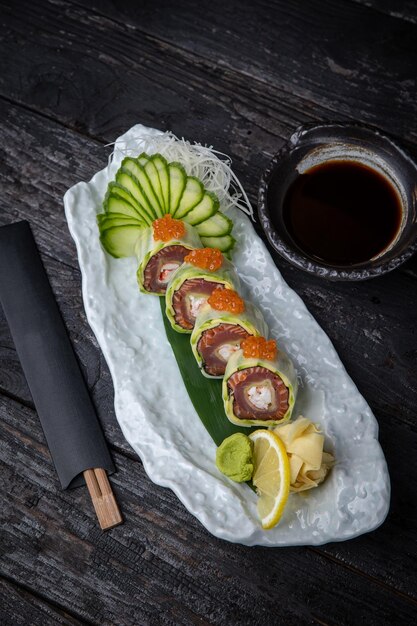 Heerlijke sushi, broodjes met tonijn. Japanse keuken