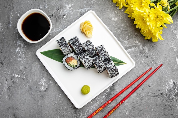 Heerlijke sushi, broodjes met zalm. Japanse keuken