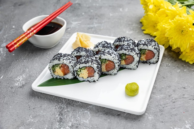 Heerlijke sushi, broodjes met zalm. Japanse keuken