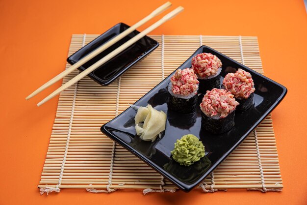 Heerlijke sushi, broodjes met zalm. Japanse keuken