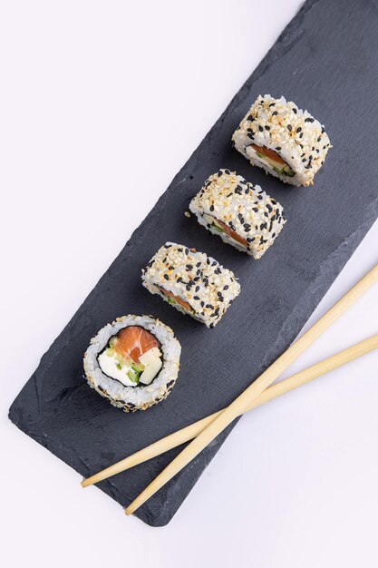 Heerlijke sushi, broodjes met zalm. Japanse keuken