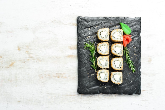 Heerlijke sushi met kaas en sesam Japanse keuken Bovenaanzicht