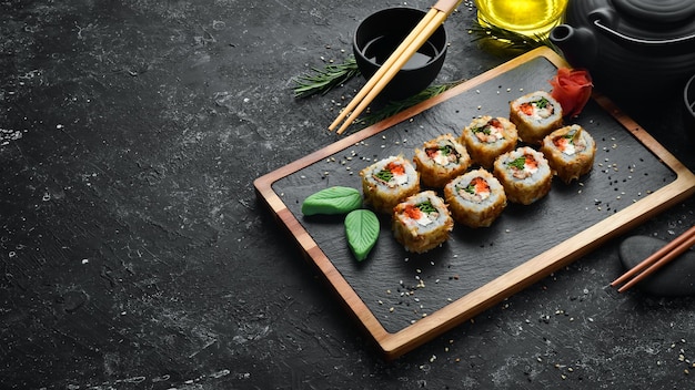 Heerlijke sushi met tonijnkaviaar en ui Sushimenu van Japans restaurant Bovenaanzicht