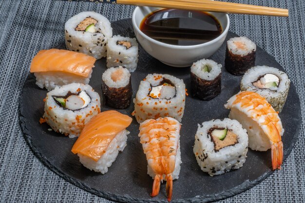 Heerlijke sushi rollen.