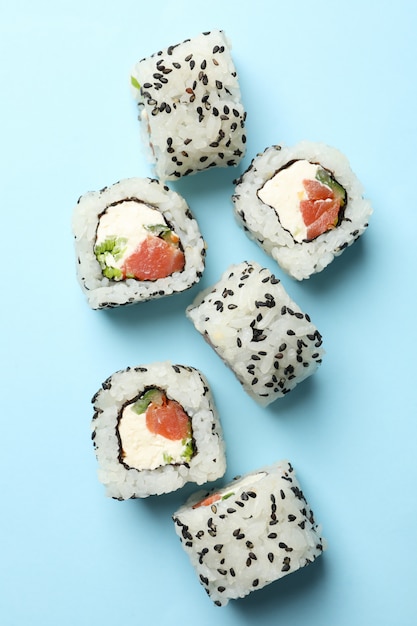 Heerlijke sushi rolt op blauwe ondergrond. japans eten