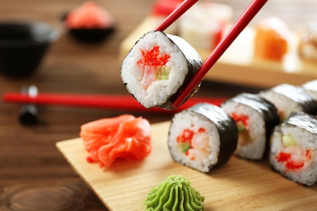 Heerlijke sushi set op houten bord