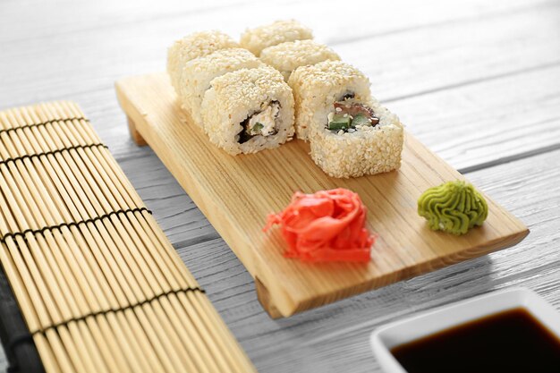 Heerlijke sushi set op houten bord