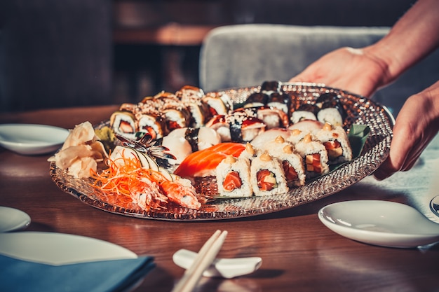 Heerlijke sushibroodjes op een plaat