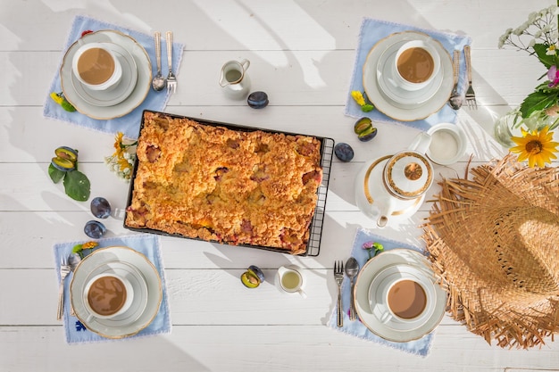 Heerlijke taart met pruimentaart en koffie in de zomer