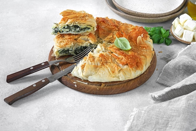 Heerlijke taart met spinazie en feta-kaas spanakopita traditionele Griekse keuken