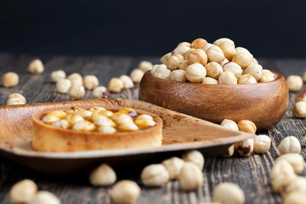 Heerlijke taartjestaart met zachte karamel en geroosterde hazelnoot