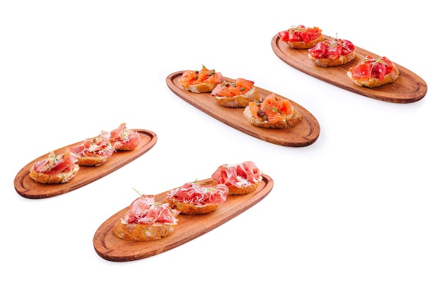 Heerlijke tapas geserveerd op houten schotels bij een levendige bijeenkomst