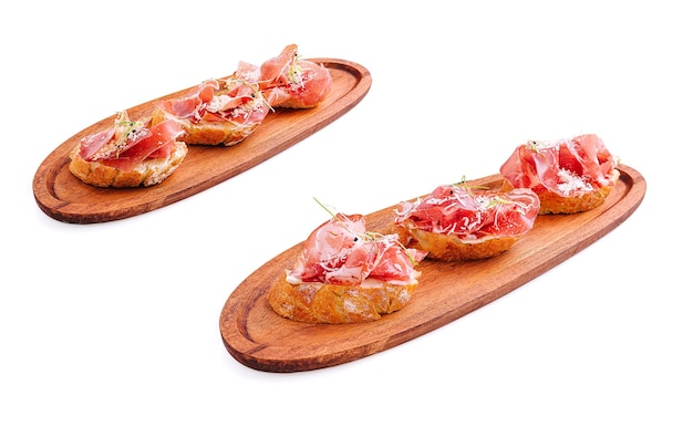 Heerlijke tapas met gekookte ham op houten bedieningsborden
