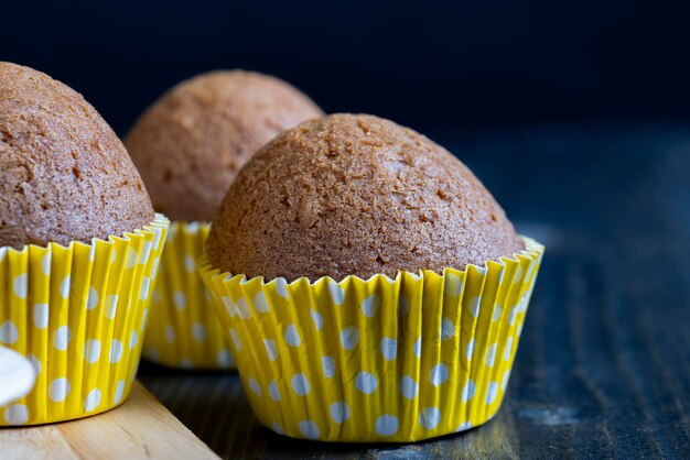 Heerlijke tarwe cupcakes op een zwarte houten tafel verse zelfgemaakte cupcakes gestapeld op een houten tafel in het zwart