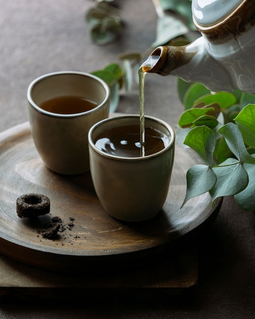 Foto heerlijke theekopjes op een houten bord