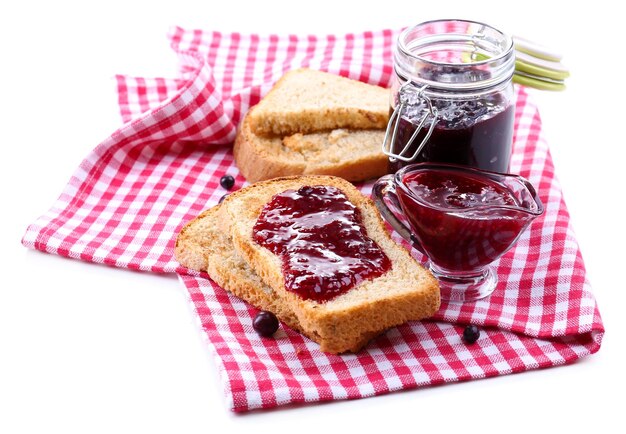 Heerlijke toast met jam geïsoleerd op wit