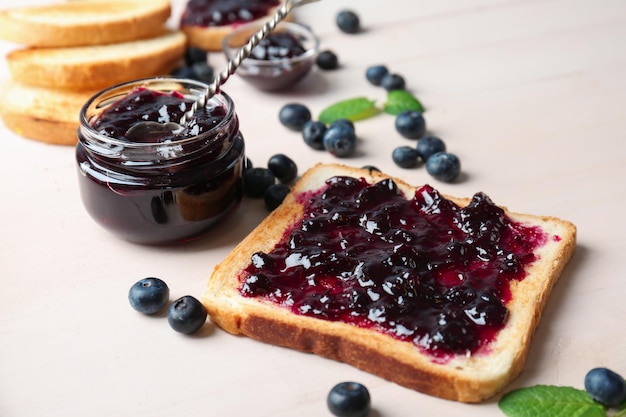 Heerlijke toast met zoete jam op houten tafel