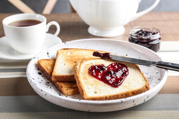 Heerlijke toast met zoete jam op plaat