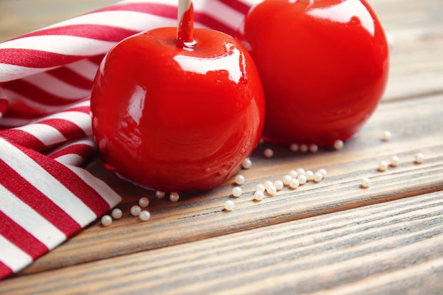 Heerlijke toffee appels met gestreepte servet op houten achtergrond