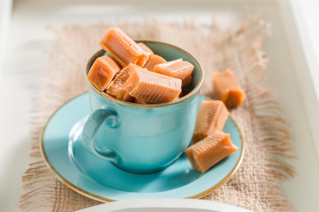 Heerlijke toffeecake op blauw porselein met fudge bars